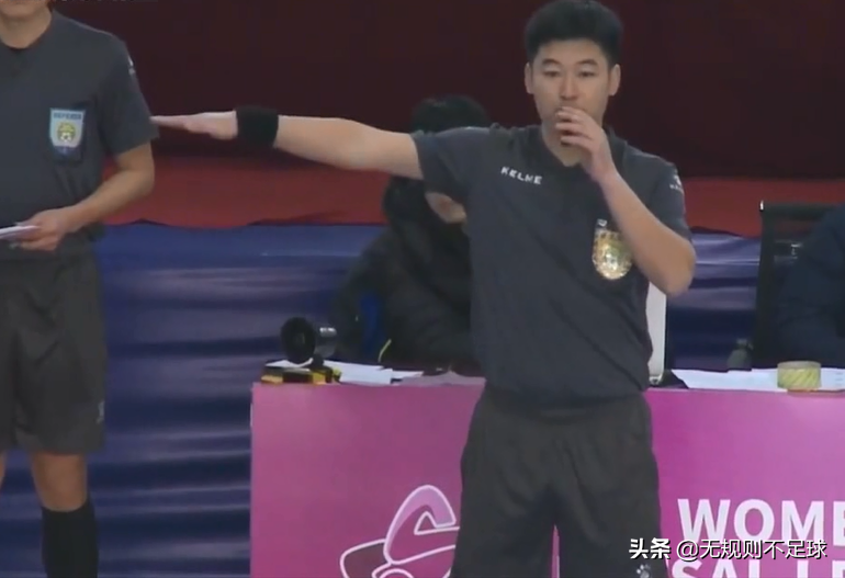 足球裁判哨聲怎么吹（別再瞎比劃了！帶你走進五人制裁判手勢（一））