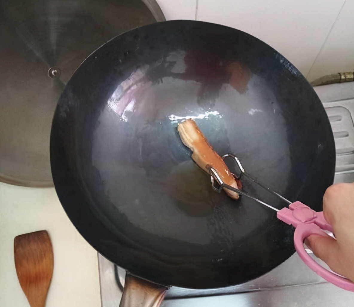 不粘锅(guo)新锅开锅的最佳方法（不(bu)粘锅新锅开锅的最佳方法(fa)4个月大婴儿舌头伸的很长）-第(di)7张图片-大连信息网(wang)