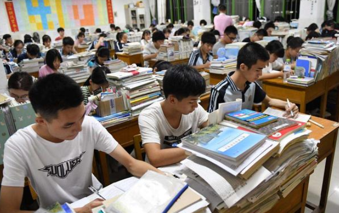 清华食堂内部照片曝光，引无数学生羡慕，果然优秀的人容易被善待