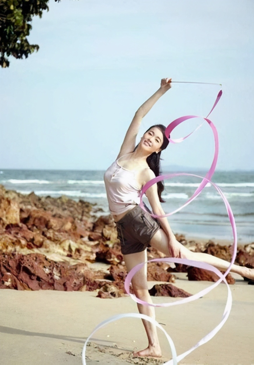 "氧气美女"左小青的上位史,和她身后的10个男人