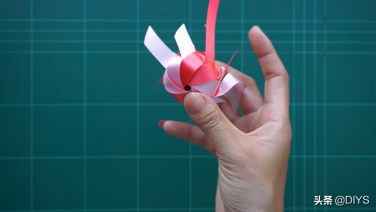 彩带玫瑰花的折法步骤图解如何用彩带叠玫瑰花图片介绍