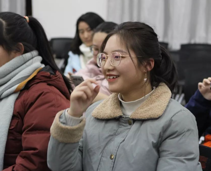 华科大宿舍走红网络，学生自配投影仪，上学就像在度假一样