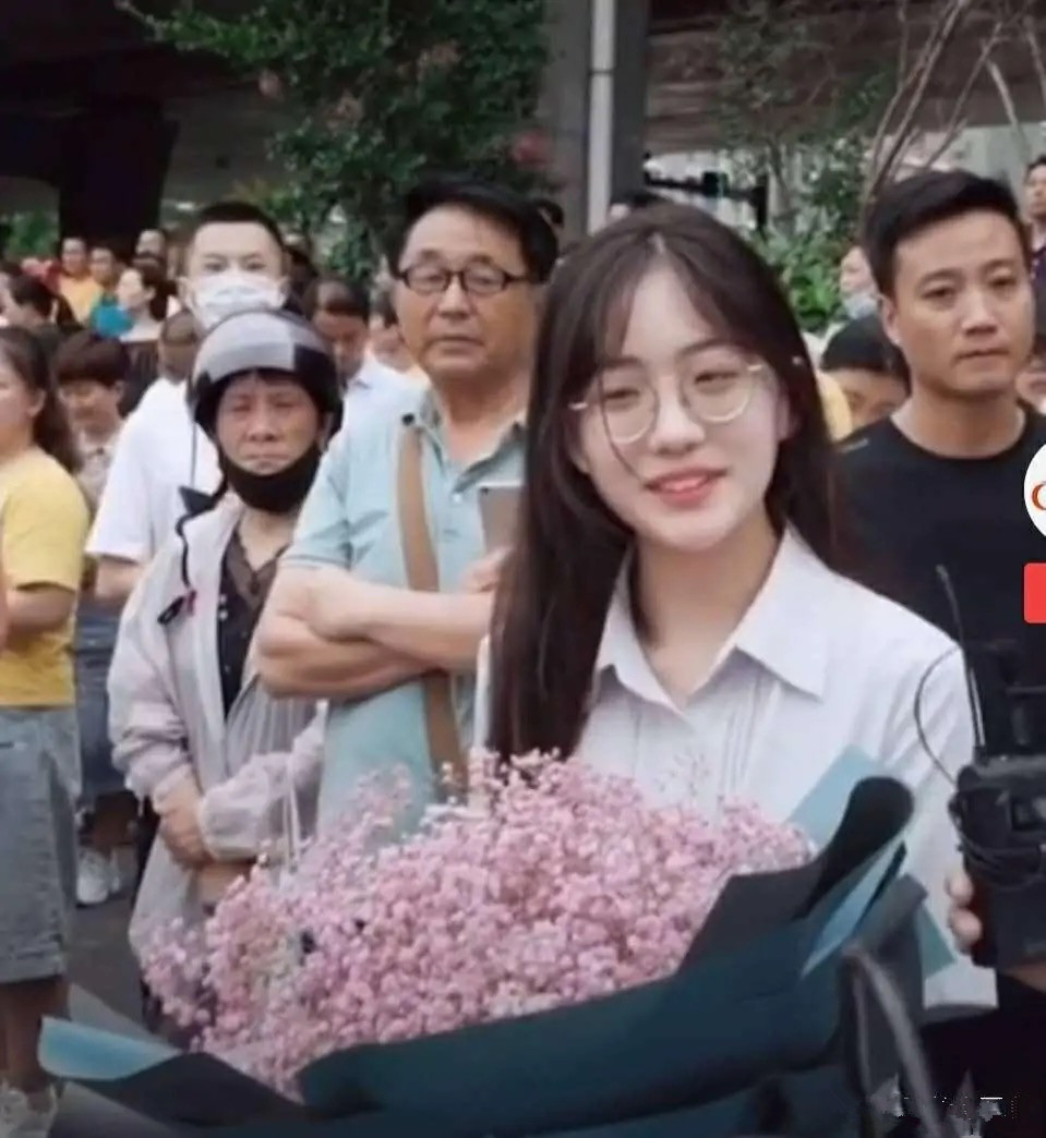 高考送花女孩：长得太好看引关注，一夜涨粉百万却不为所动