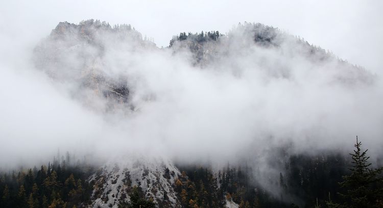 雪晴山色秀 云处有蓝天—雾漫雪山