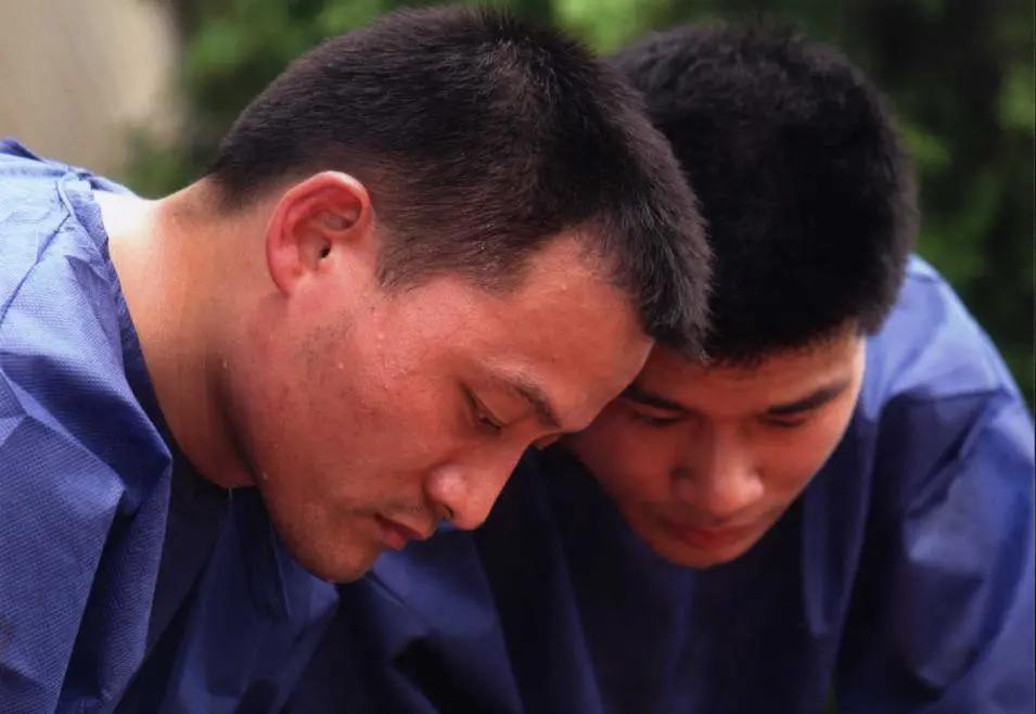 尸体上令人作呕的蛆，他拿起来量了量长度