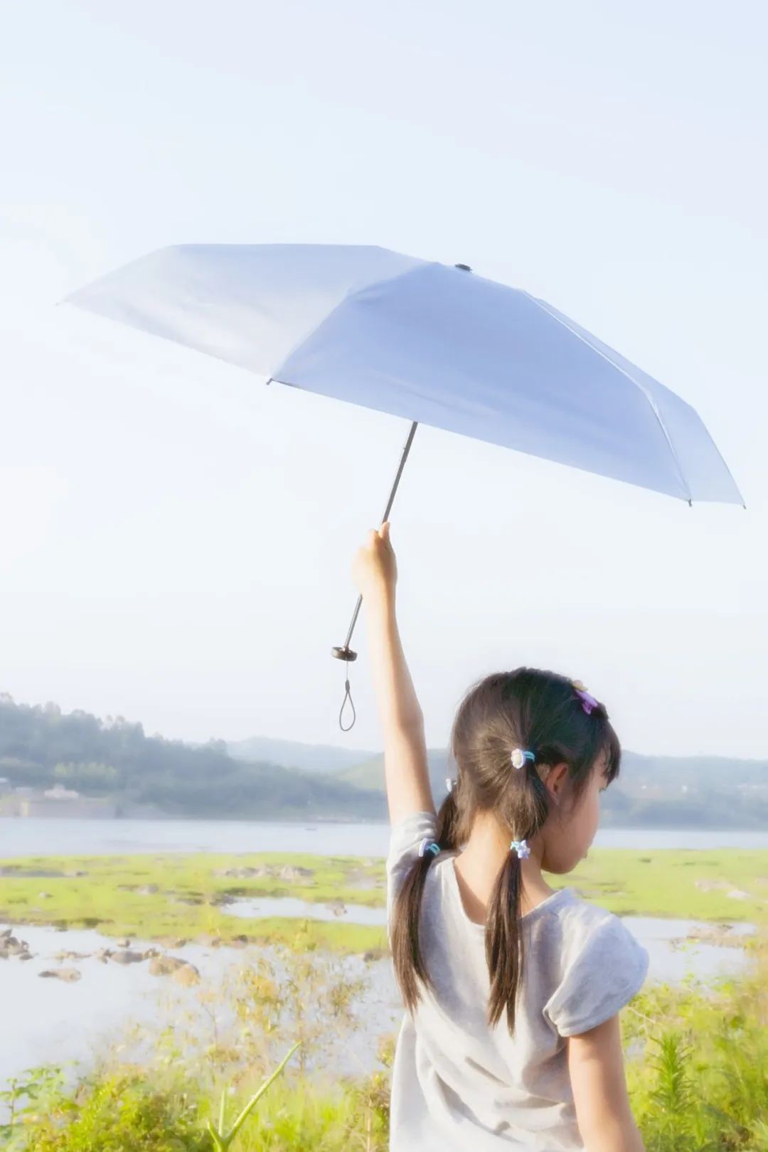 比手机还小的晴雨两用伞，防晒还能阻隔紫外线，白白嫩嫩过夏季