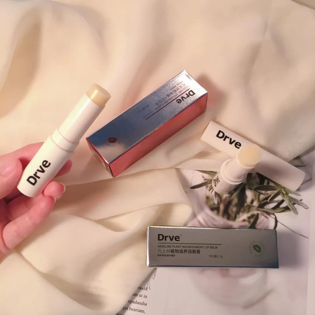 号称“唇纹小熨斗”，德国凡士林润唇膏，一抹死皮干纹都不见