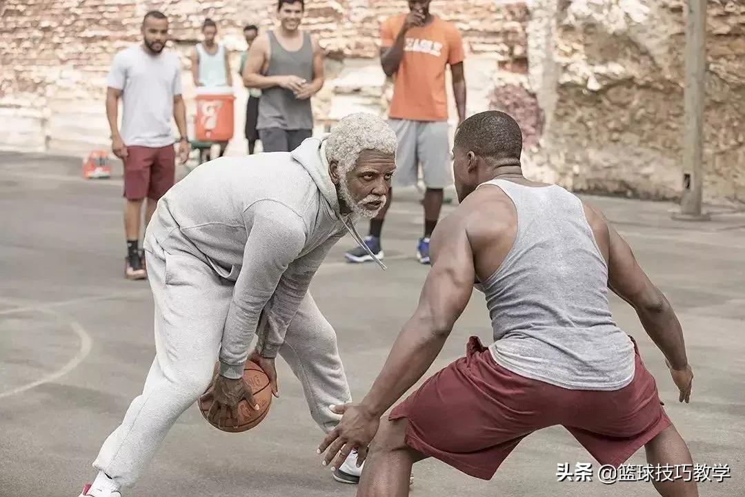 为什么nba过人可以用手推(篮球场上有哪些不华丽却实用的过人技巧？)