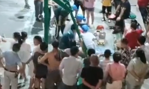 湖南24歲小伙打籃球當場猝死m。l</h2>

<p>　　現場有目擊者稱，“當時天氣炎熱，他打了三四組下場坐在場下未走動且喝了冰水，沒想到發生了意外。”在醫護人員搶救現場，不少圍觀者都在幫忙扇風。</p>

<p>　　目擊者<img alt=