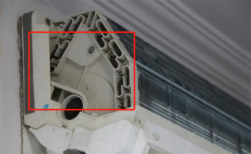 打开后会发现在滤网下还遮盖着蒸发器,空调冷凝水就是从这里产生的