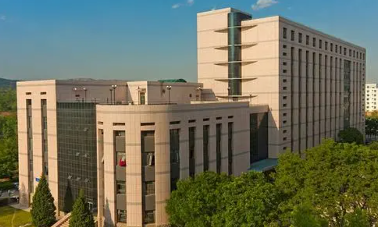 这所大学很神秘，入学还需要签保密协议，但毕业就能端铁饭碗