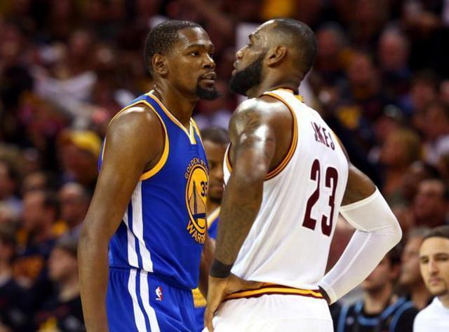 nba的明星球員有哪些</h2>

<p>　　超級巨星：杜蘭特</p>

<p>　　在本賽季常規賽中，杜蘭特率領籃網隊取得了48勝24負戰績，位居東部第二，在場均33.1分鐘時間里砍下26.9分7.1籃板5.6助攻0.7搶斷1.2蓋帽的全面數據。而在進入季后賽以后，死神杜蘭特徹底回歸，幫助籃網不費吹灰之力打進半決賽，而面對雄鹿隊，前兩場更是摧枯拉朽似的大勝，截至目前為止，杜蘭特場均可以得到32.0分7.3籃板3.4助攻，要知道他的三項命中率分別為53.7%，45.0%，88.2%，是本賽季“180俱樂部”中為數不多的成員。此外，杜蘭特的效率同樣是現役獨一檔的存在。</p>

<p>　　<img alt=