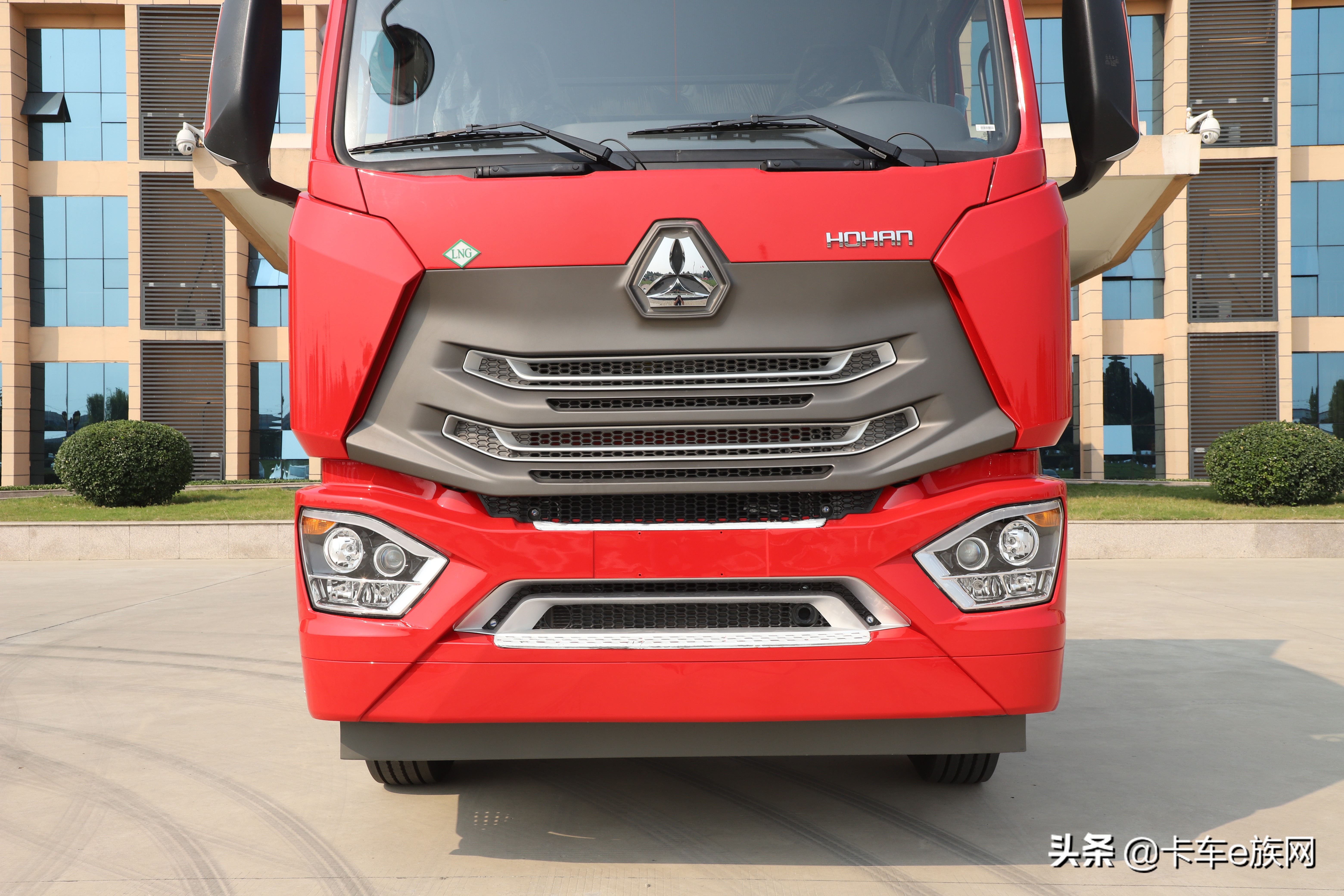 国六牵引车一样不烧尿素,中国重汽豪瀚LNG 6×4牵引车深度评测