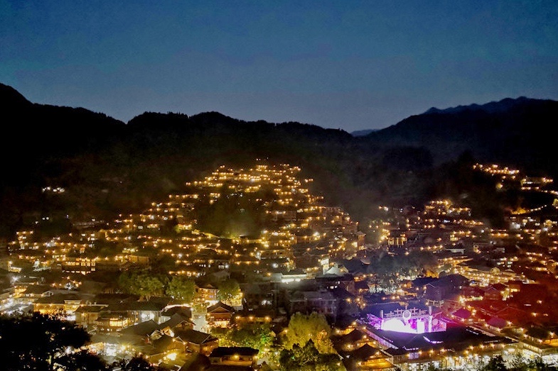 西江千户苗寨：“多彩贵州”一处梦中的风景，一个满目银饰的地方