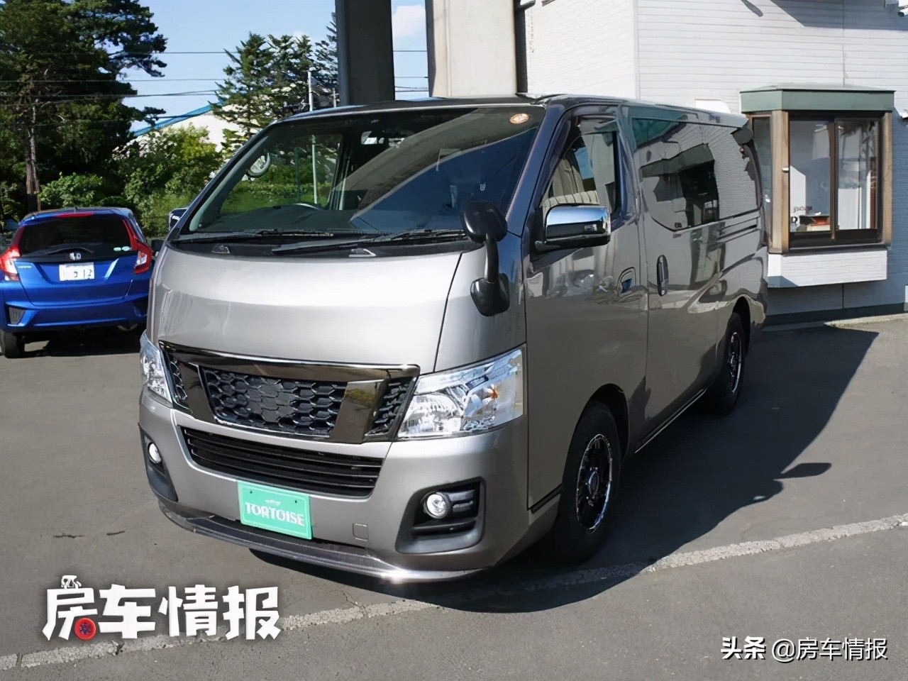 超级实用的日产NV350床车，前方拉人后方拉货，假日旅行还能睡觉