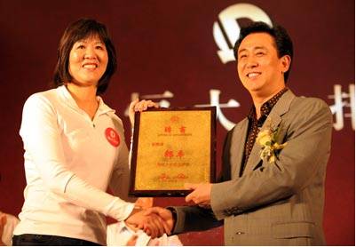 郎平为什么宣布退出中国女排主教练(为回国执教与前夫离婚的郎平，为何还是被冠上