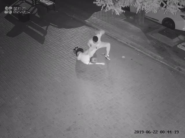最新！女孩深夜遭男子殴打扒衣拖行事发大连，经治疗已出院……