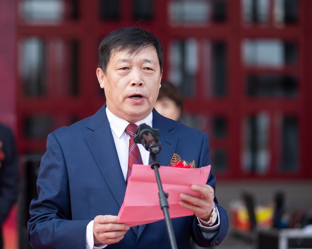 马培生副校长宣布山西财经大学新图书馆正式开馆,全体校领导和嘉宾一