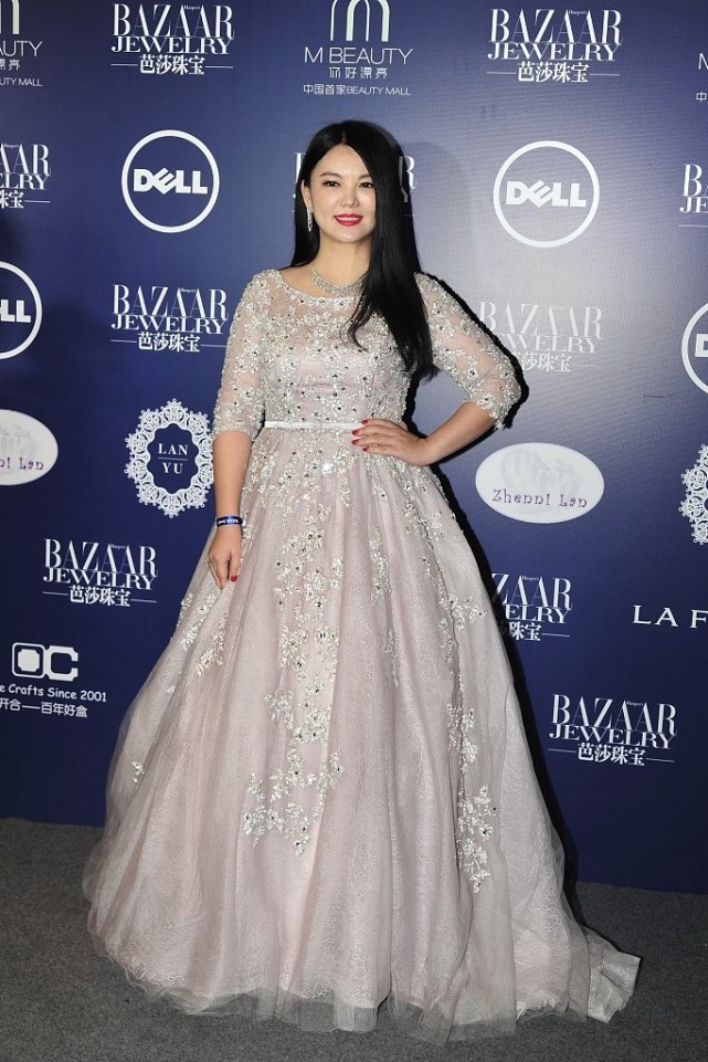 李湘真是够高调的,穿艳粉色蕾丝裙却一点不俗,感觉比老公还霸气