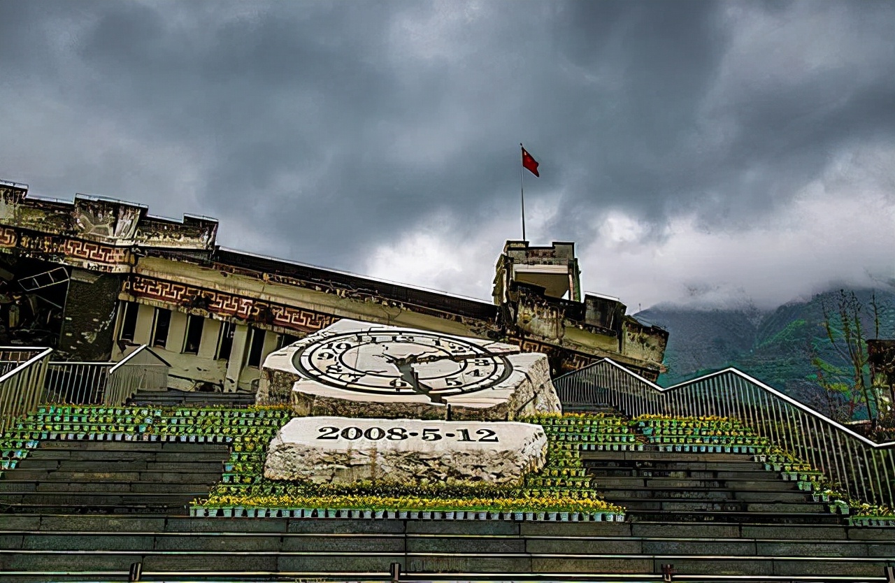 谭千秋的最后一课：舍身护4名学生牺牲，女儿谭君子追随父亲脚步