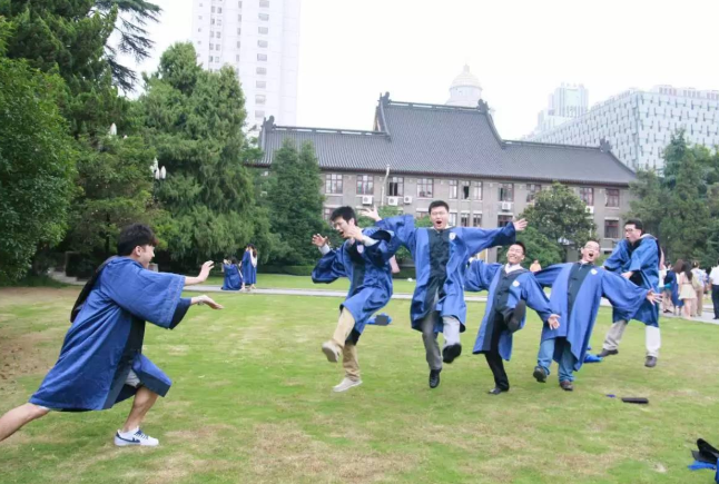 南京大学“招生标语”惹争议，美女学姐齐上阵，被指“打擦边球”