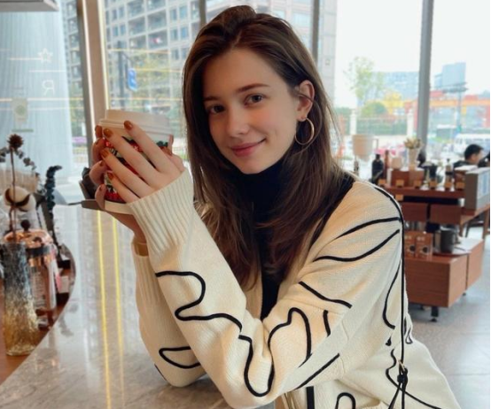 浙大“四国混血”校花，凭“高级脸”火上热搜，名字比颜值更吸睛