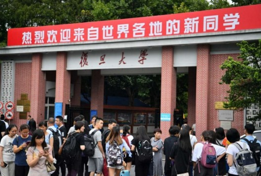 复旦开除3名违法学生，同学因不满处分“闹事”，高校处理过分吗