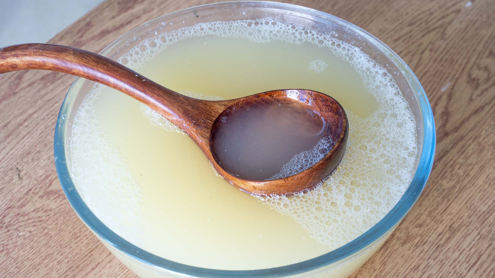 8,酸浆舀得差不多了就可以开始压豆腐了,将准备好的纱布平铺在豆腐