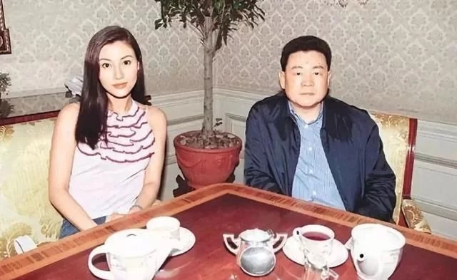 1993年凌晨3點，關之琳被緊急送醫院，隔天"高爾夫"丑聞傳遍香港