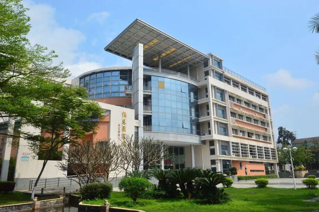 肇庆学院肇庆学院是广东省和肇庆市共建的公办全日制综合型本科大学