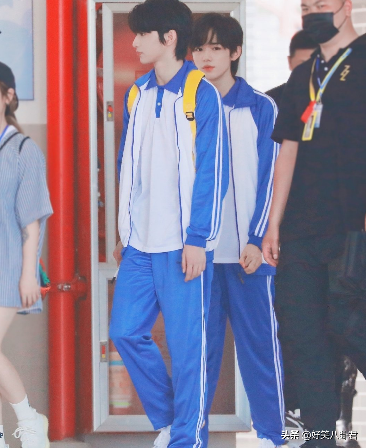 刘耀文穿校服录《萌探》，与小宋组校草组合，同期女生颜值也爱了