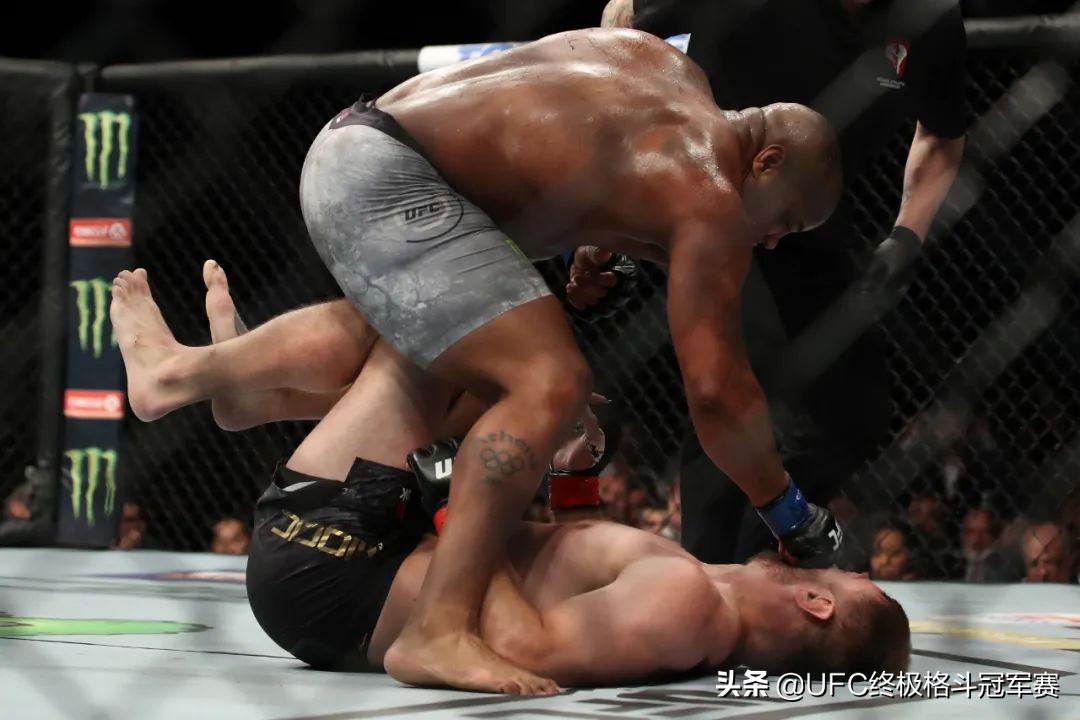 ufc146凯恩vs大脚(专题 | 扭转乾坤：那些冠军中的“复仇者”)