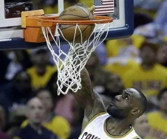 为什么nba球员做臀桥(NBA球员的力量有多恐怖？蔡恩扣篮把筐扣歪，张伯伦举人轻轻松松)