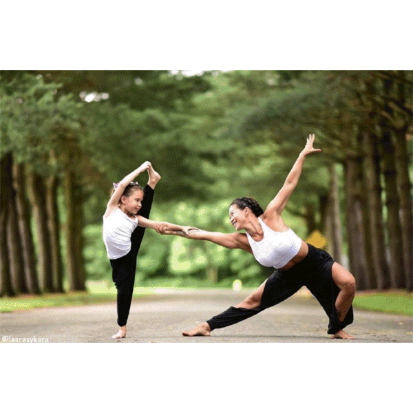 太美了！10个适合摆拍的亲子瑜伽体式，有娃的一起发朋友圈啦