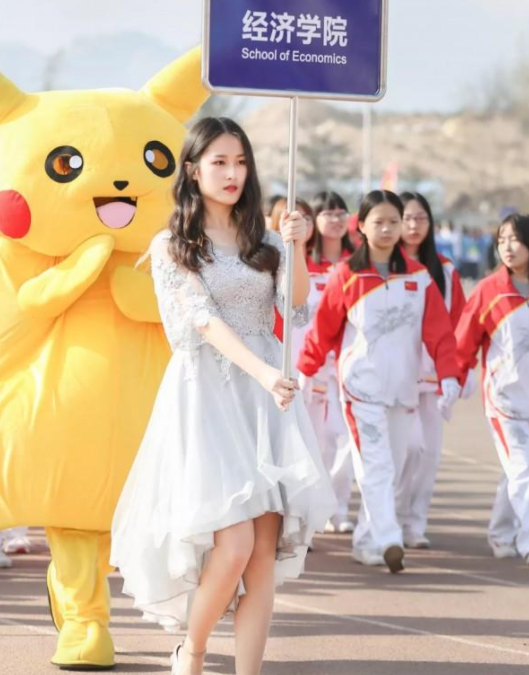青岛大学运动会举牌美女走红,好似仙女下凡,堪称行走的招生简章