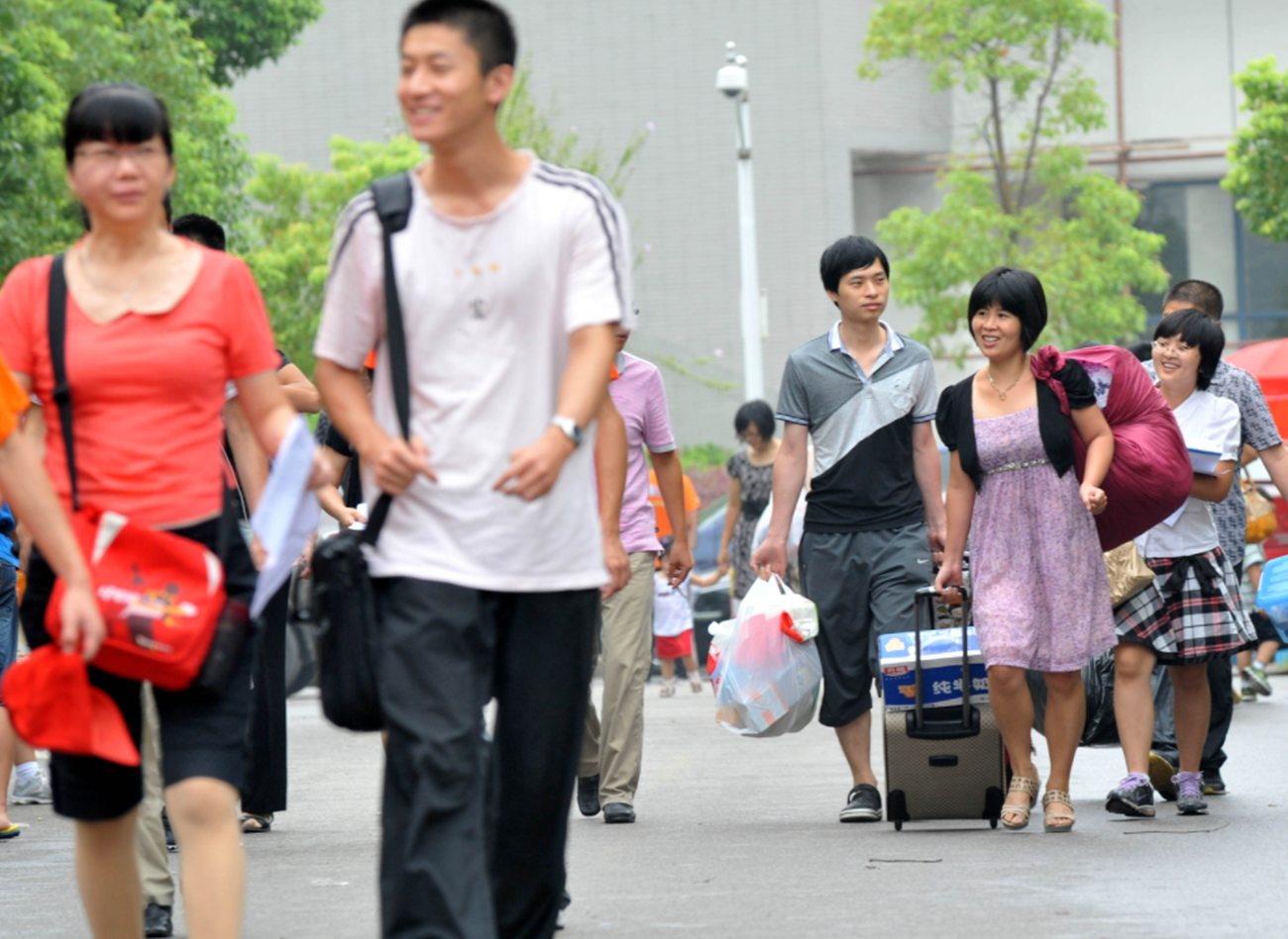 985大学新生开学，宿舍环境却“实在太差”，学生直言：想去复读