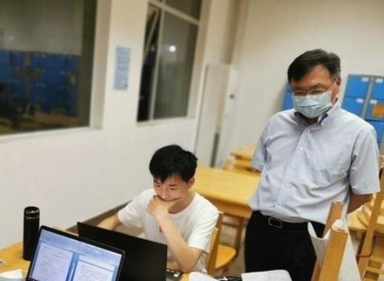 教育部通知，预计在2022年落实关于毕业论文，学生：还好毕业了