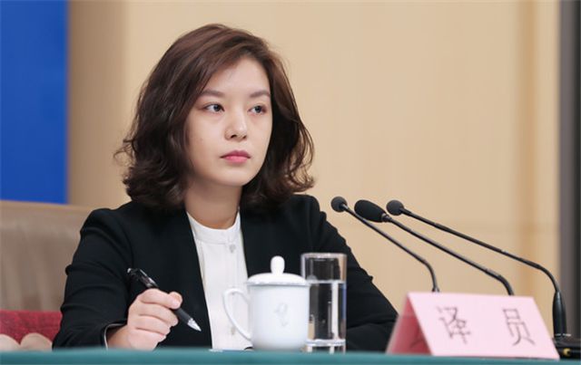 中国女翻译官燃爆了！中美交锋20分钟临场脱稿交传，太帅太牛