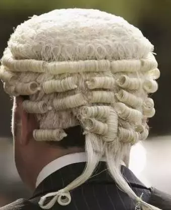 香港律师出庭为什么要戴假发？