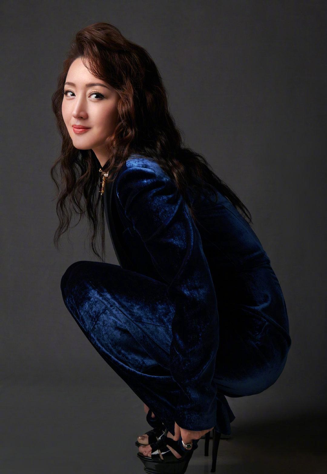 49岁杨钰莹"太拼",蓝色网格裙清新减龄,斜刘海高马尾更显气质