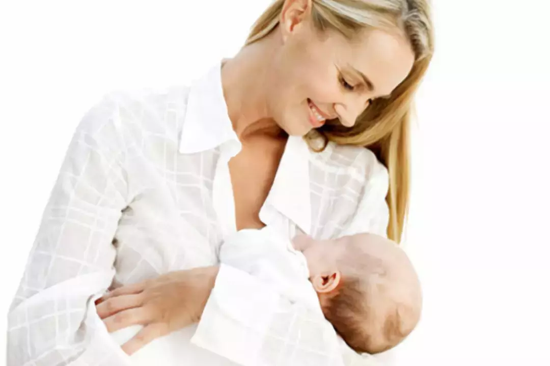 哺乳期喉咙痛伴随发热，妈妈还能继续给宝宝喂母乳吗？