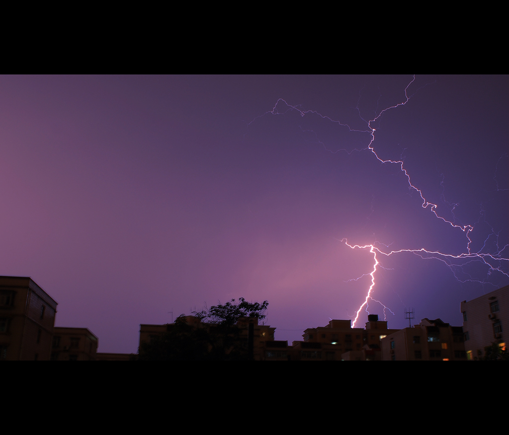 四,雷阵雨不钓鱼现在的碳素鱼竿多为碳素材质,而碳素是会导电的,所以