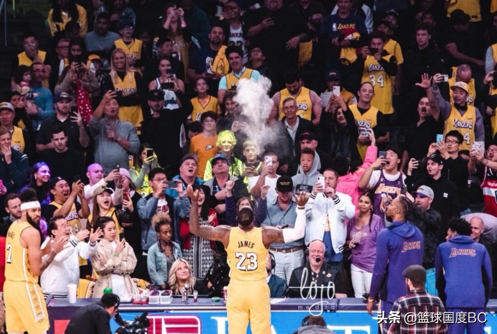 为什么nba不能要手指(詹姆斯赛场三大癖好，除撒镁粉，两个已见不到，他为何戒咬指甲？)