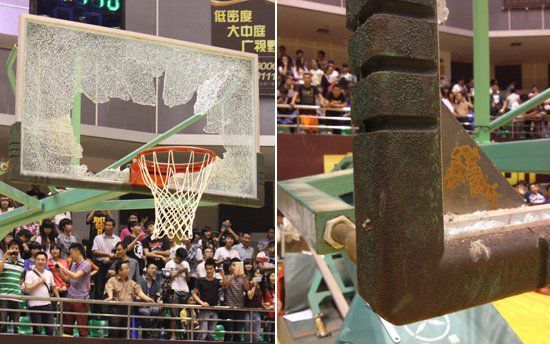 奥尼尔扣篮把篮板扣碎(球场扣碎篮板的瞬间:奥尼尔把篮架拽下来,差点