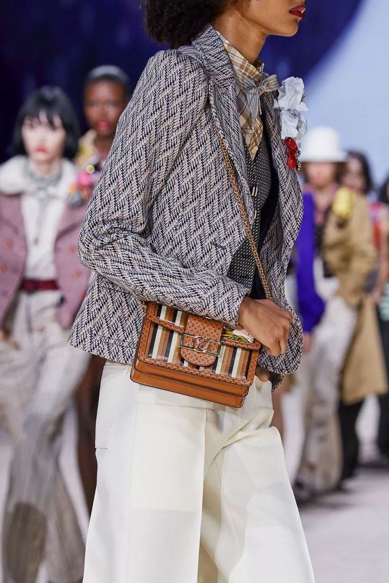 19日时尚热点回顾：近距离路易威登Louis Vuitton2020大秀上的包袋