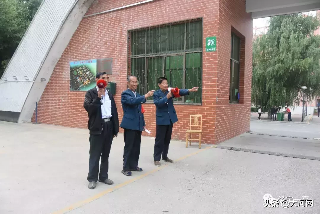 服!这位校园保安大爷可真的有点厉害……