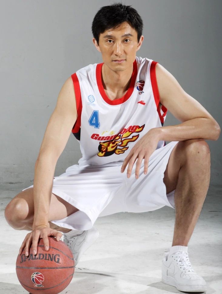 97-98赛季,张勇军替代王利发成为宏远的主教练,球队以李春江,李群为主