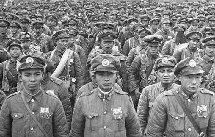 老兵去登记信息，被人质疑不是兵，拿出三枚特等功臣勋章吓到众人
