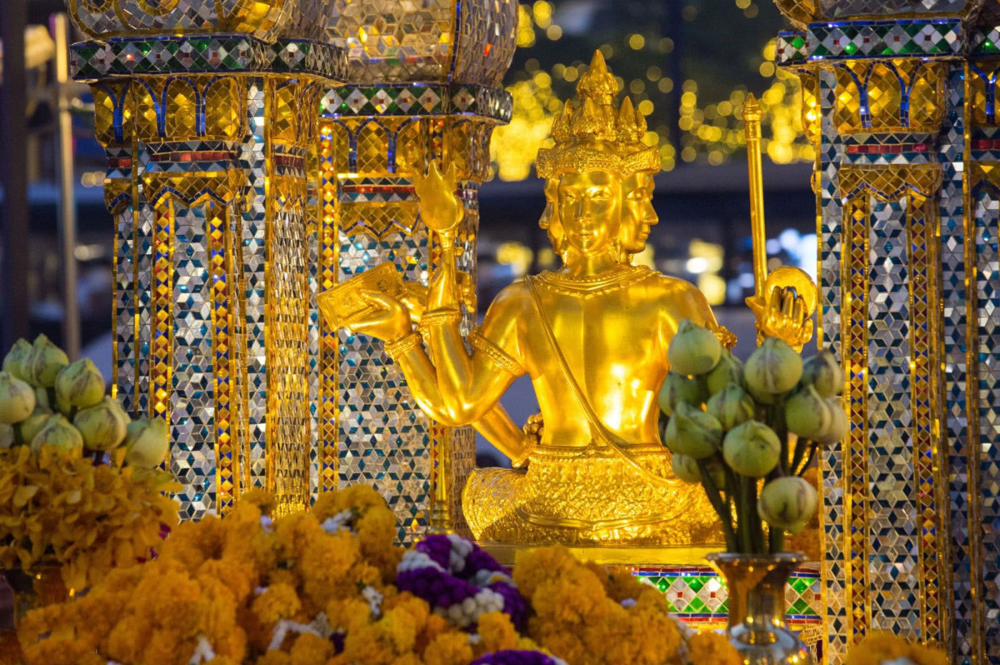 四面佛是仁慈无比的神祗,是泰国香火最鼎盛的膜拜据点之一,深受港台