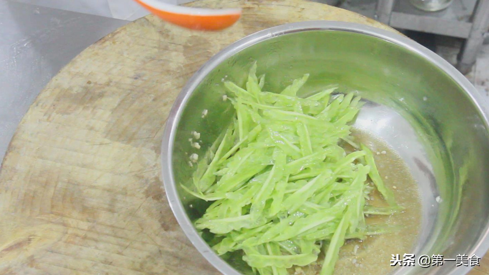 涼拌苦瓜怎麼做不苦竅門(飯店的苦瓜怎樣拌的清脆不苦色澤翠綠？廚師長分享一招，太實用了)